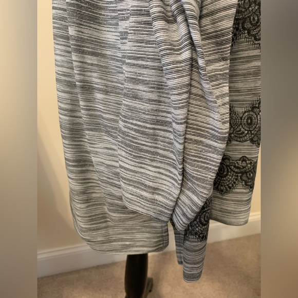 Alfred Dunner plus size 3x gorgeous grey laced design top - Picture 5 of 7